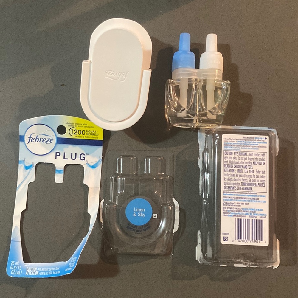 Febreze plug and brand new refill of linen &  sky